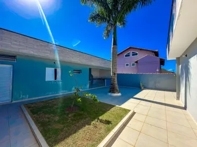Casa - Térrea com 2 quartos (sendo 1 suite(s)) a 800,00 metros praia.