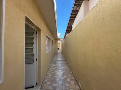 Casa - Térrea com 3 quartos (sendo 1 suite(s)) a 800,00 metros praia.