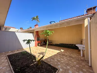 Casa - Térrea com 3 quartos (sendo 1 suite(s)) a 800,00 metros praia.