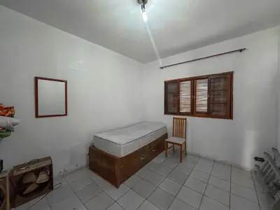 Casa - Térrea com Edícula com 2 quartos (sendo 0 suite(s)) a 5000,00 metros praia.