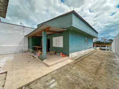 Casa - Térrea com Edícula com 2 quartos (sendo 0 suite(s)) a 5000,00 metros praia.