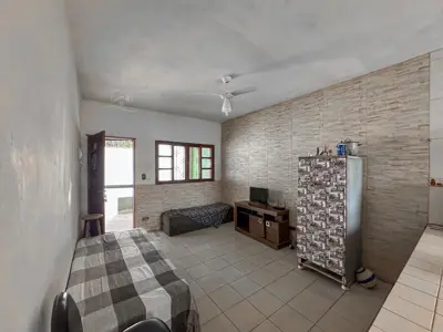 Casa - Térrea com Edícula com 2 quartos (sendo 0 suite(s)) a 5000,00 metros praia.