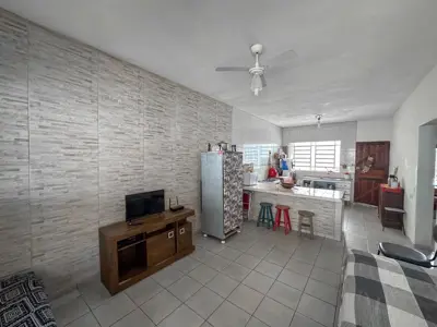 Casa - Térrea com Edícula com 2 quartos (sendo 0 suite(s)) a 5000,00 metros praia.