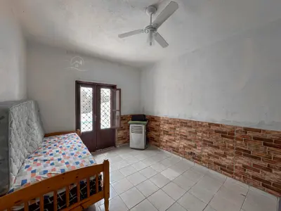Casa - Térrea com Edícula com 2 quartos (sendo 0 suite(s)) a 5000,00 metros praia.