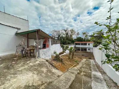 Casa - Térrea com Edícula com 2 quartos (sendo 0 suite(s)) a 5000,00 metros praia.