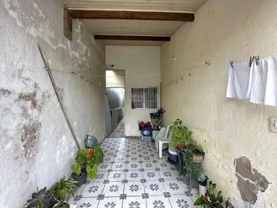 Casa - Térrea com 2 quartos (sendo 1 suite(s)) a 2500,00 metros praia.