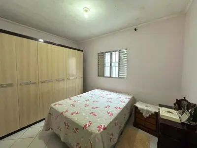 Casa - Térrea com 2 quartos (sendo 1 suite(s)) a 2500,00 metros praia.