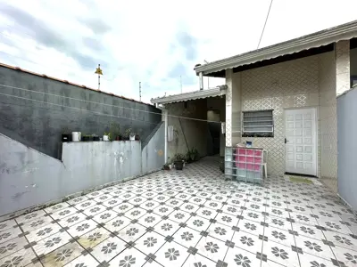 Casa - Térrea com 2 quartos (sendo 1 suite(s)) a 2500,00 metros praia.