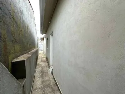 Casa - Térrea com 2 quartos (sendo 1 suite(s)) a 2500,00 metros praia.