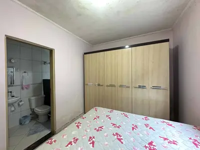 Casa - Térrea com 2 quartos (sendo 1 suite(s)) a 2500,00 metros praia.