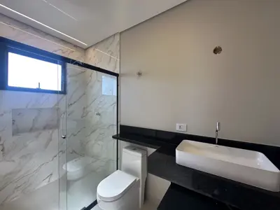 Casa - Sobrado com 4 quartos (sendo 4 suite(s)) a 1500,00 metros praia.
