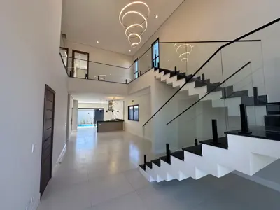 Casa - Sobrado com 4 quartos (sendo 4 suite(s)) a 1500,00 metros praia.
