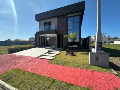 Casa - Sobrado com 4 quartos (sendo 4 suite(s)) a 1500,00 metros praia.