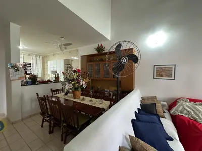 Casa - Sobrado Parte Superior com 3 quartos (sendo 1 suite(s)) a 200,00 metros praia.
