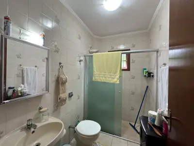 Casa - Sobrado Parte Superior com 3 quartos (sendo 1 suite(s)) a 200,00 metros praia.