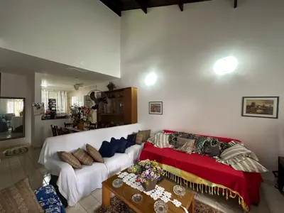 Casa - Sobrado Parte Superior com 3 quartos (sendo 1 suite(s)) a 200,00 metros praia.