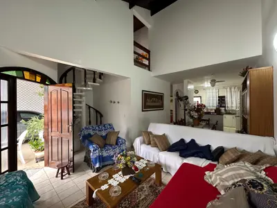 Casa - Sobrado Parte Superior com 3 quartos (sendo 1 suite(s)) a 200,00 metros praia.