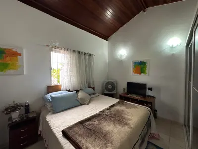 Casa - Sobrado Parte Superior com 3 quartos (sendo 1 suite(s)) a 200,00 metros praia.