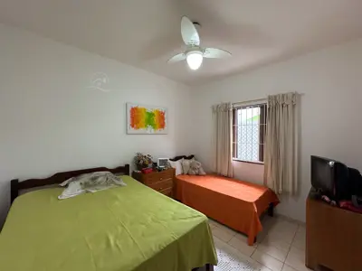 Casa - Sobrado Parte Superior com 3 quartos (sendo 1 suite(s)) a 200,00 metros praia.