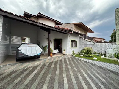 Casa - Sobrado Parte Superior com 3 quartos (sendo 1 suite(s)) a 200,00 metros praia.