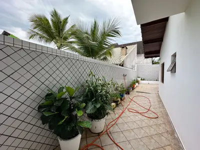 Casa - Sobrado Parte Superior com 3 quartos (sendo 1 suite(s)) a 200,00 metros praia.