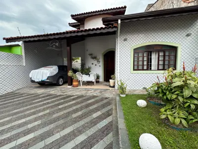 Casa - Sobrado Parte Superior com 3 quartos (sendo 1 suite(s)) a 200,00 metros praia.