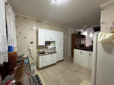 Casa - Sobrado Parte Superior com 3 quartos (sendo 1 suite(s)) a 200,00 metros praia.