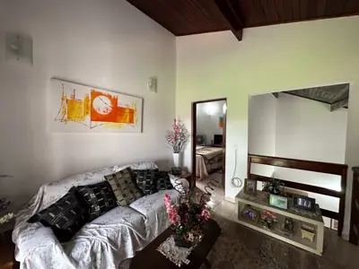 Casa - Sobrado Parte Superior com 3 quartos (sendo 1 suite(s)) a 200,00 metros praia.
