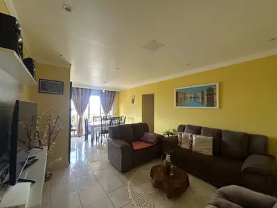 Apartamento - Amplo com 2 quartos (sendo 1 suite(s)) a 700,00 metros praia.