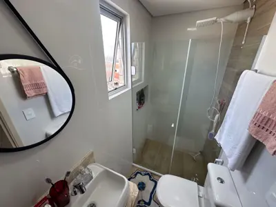 Apartamento - Amplo com 2 quartos (sendo 1 suite(s)) a 700,00 metros praia.