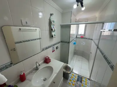 Apartamento - Amplo com 2 quartos (sendo 1 suite(s)) a 700,00 metros praia.