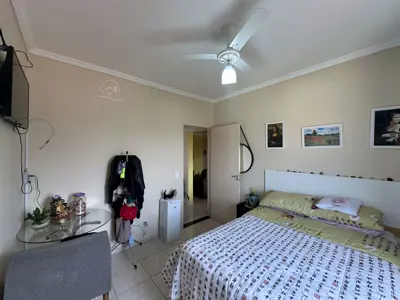 Apartamento - Amplo com 2 quartos (sendo 1 suite(s)) a 700,00 metros praia.