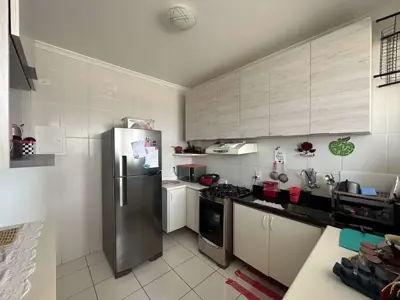 Apartamento - Amplo com 2 quartos (sendo 1 suite(s)) a 700,00 metros praia.