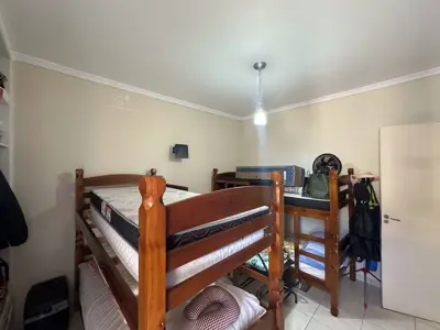 Apartamento - Amplo com 2 quartos (sendo 1 suite(s)) a 700,00 metros praia.