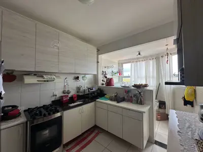 Apartamento - Amplo com 2 quartos (sendo 1 suite(s)) a 700,00 metros praia.