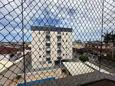 Apartamento - Amplo com 2 quartos (sendo 1 suite(s)) a 700,00 metros praia.