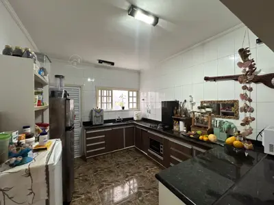 Casa - Térrea com 3 quartos (sendo 1 suite(s)) a 1500,00 metros praia.