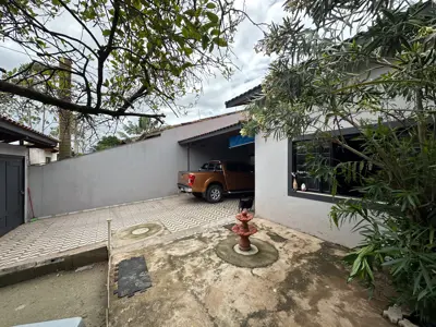Casa - Térrea com 3 quartos (sendo 1 suite(s)) a 1500,00 metros praia.