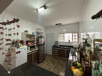 Casa - Térrea com 3 quartos (sendo 1 suite(s)) a 1500,00 metros praia.