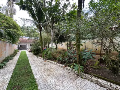 Casa - Térrea com 3 quartos (sendo 1 suite(s)) a 2000,00 metros praia.
