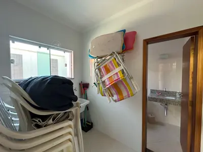 Casa - Térrea com piscina com 3 quartos (sendo 1 suite(s)) a 750,00 metros praia.