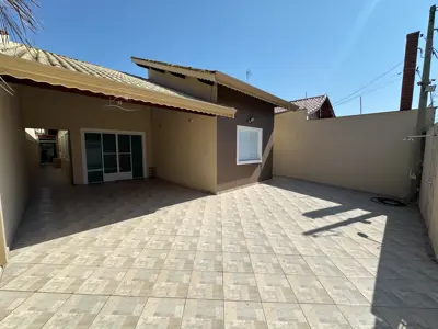 Casa - Térrea com piscina com 3 quartos (sendo 1 suite(s)) a 750,00 metros praia.