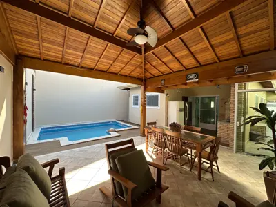 Casa - Térrea com piscina com 3 quartos (sendo 1 suite(s)) a 750,00 metros praia.