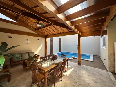 Casa - Térrea com piscina com 3 quartos (sendo 1 suite(s)) a 750,00 metros praia.