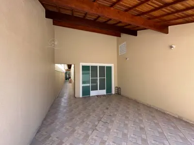 Casa - Térrea com piscina com 3 quartos (sendo 1 suite(s)) a 750,00 metros praia.