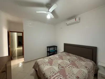 Casa - Térrea com piscina com 3 quartos (sendo 1 suite(s)) a 750,00 metros praia.
