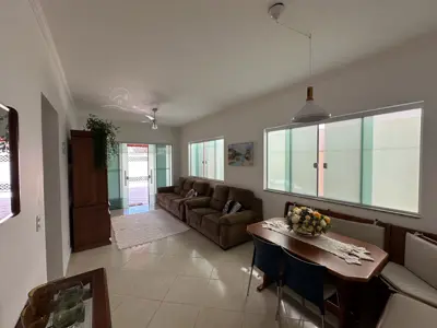 Casa - Térrea com piscina com 3 quartos (sendo 1 suite(s)) a 750,00 metros praia.
