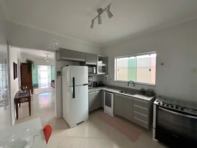Casa - Térrea com piscina com 3 quartos (sendo 1 suite(s)) a 750,00 metros praia.