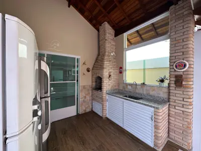 Casa - Térrea com piscina com 3 quartos (sendo 1 suite(s)) a 750,00 metros praia.