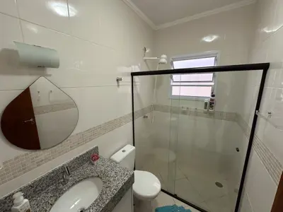 Casa - Térrea com piscina com 3 quartos (sendo 1 suite(s)) a 750,00 metros praia.